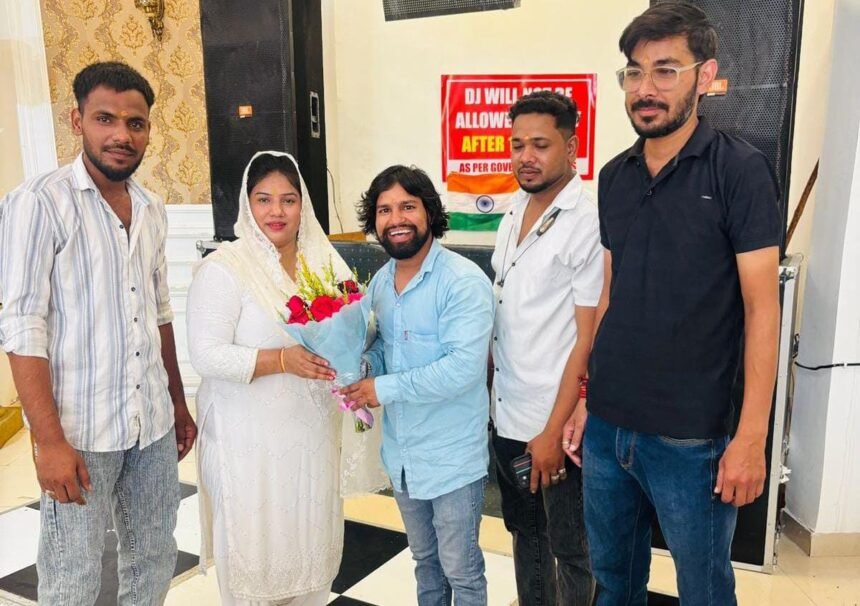Salman Pahalwan attended the blood donation camp, where former chairperson Reena Bhati welcomed him with a bouquet IMAGE CREDIT TO NAGAR PALIKA