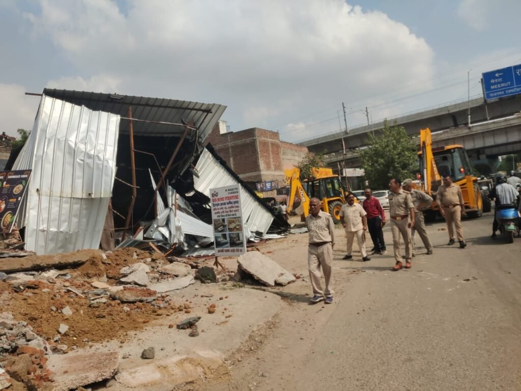 राजनगर एक्सटेंशन में अतिक्रमण पर जीडीए की बड़ी कार्रवाई, शराब की दो अवैध दुकानें सील 2 WhatsApp Image 2025 10 03 at 6.46.20 PM