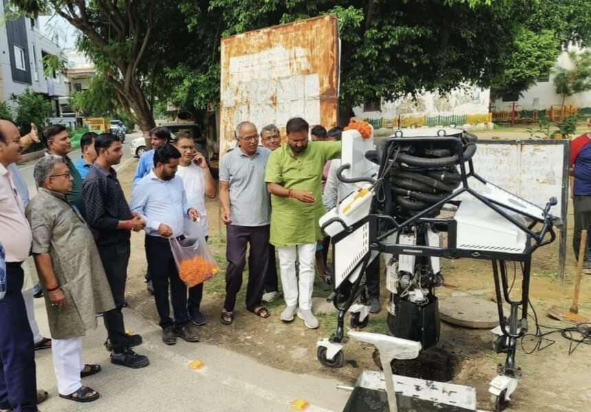 Seewer manhole cleaning begins with Bandicoot robot, accidents will be prevented IMAGE CREDIT TO POLICE