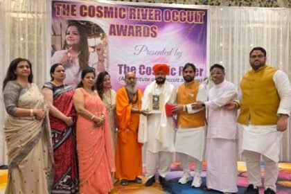 World-renowned astrologer Bakshish Singh Bawa received the ‘Cosmic River Occult Award’ in an evening of spirituality that sparkled in the presence of over 200 astrologers IMAGE CREDIT TO प्रो. बावा