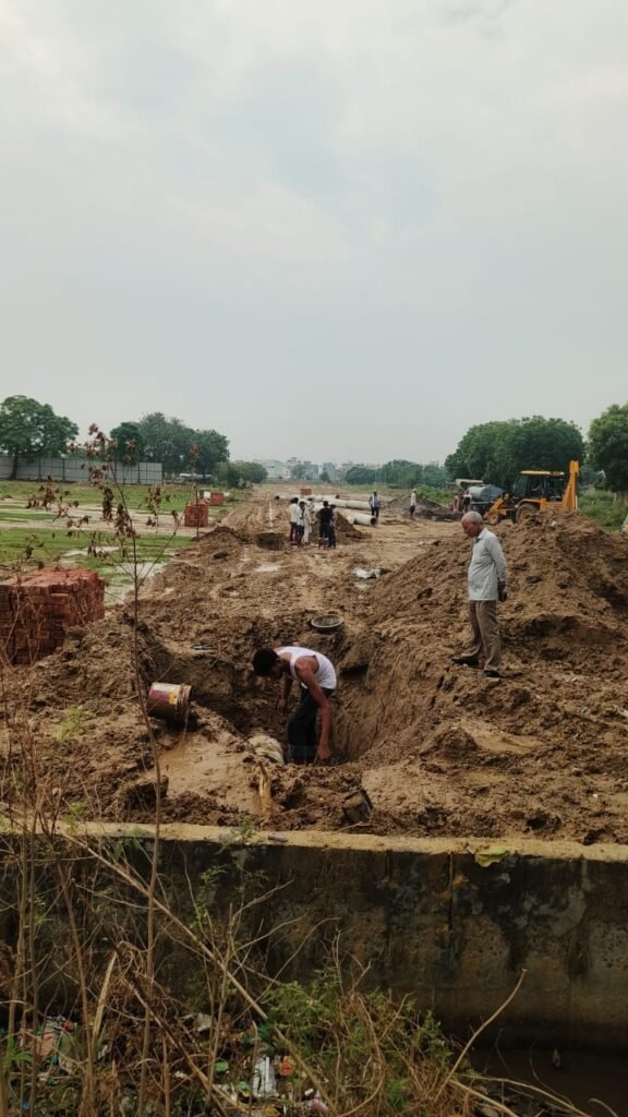 राजनगर एक्सटेंशन की 30 मीटर चौड़ी सड़क बनेगी विकास की नई धुरी, 3.40 किलोमीटर लंबी सड़क का निर्माण कार्य अंतिम चरण में, आवागमन होगा सुगम 2 WhatsApp Image 2025 10 06 at 7.15.16 PM