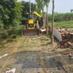 In Modinagar, GDA (Ghaziabad Development Authority) takes major action against illegal colony, bulldozer demolishes construction on 17,000 square meters of land in Yakutpur Mavi. The illegal construction was being carried out without an approved map or ownership IMAGE CREDIT TO AUTHORITY