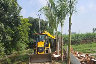 In Modinagar, GDA (Ghaziabad Development Authority) takes major action against illegal colony, bulldozer demolishes construction on 17,000 square meters of land in Yakutpur Mavi. The illegal construction was being carried out without an approved map or ownership IMAGE CREDIT TO AUTHORITY