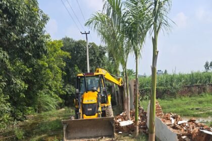 In Modinagar, GDA (Ghaziabad Development Authority) takes major action against illegal colony, bulldozer demolishes construction on 17,000 square meters of land in Yakutpur Mavi. The illegal construction was being carried out without an approved map or ownership IMAGE CREDIT TO AUTHORITY