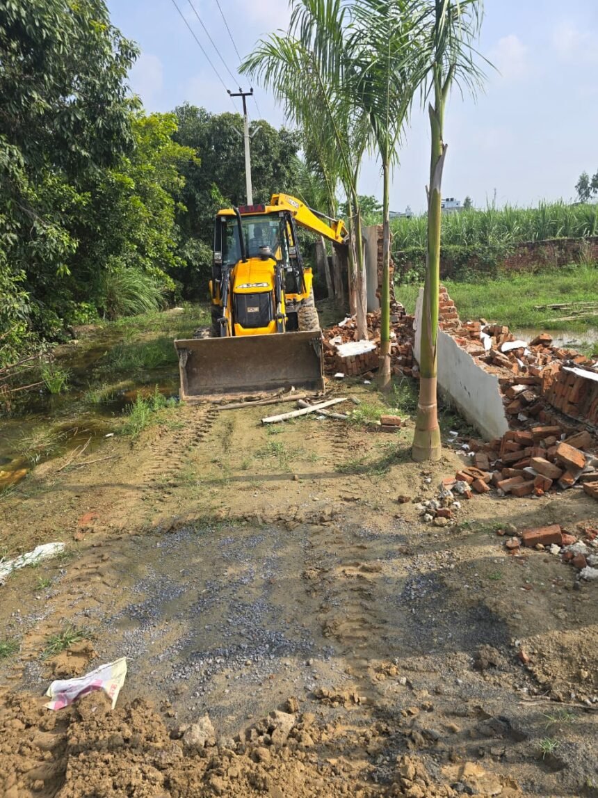 In Modinagar, GDA (Ghaziabad Development Authority) takes major action against illegal colony, bulldozer demolishes construction on 17,000 square meters of land in Yakutpur Mavi. The illegal construction was being carried out without an approved map or ownership IMAGE CREDIT TO AUTHORITY