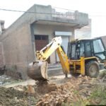 In the flood-prone area of Haibatpur, Greater Noida Authority takes major action. Bulldozer demolishes illegal structures in Shivam Enclave, freeing 10,000 square meters of land from encroachment IMAGE CREDIT TO AUTHORITY