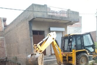 In the flood-prone area of Haibatpur, Greater Noida Authority takes major action. Bulldozer demolishes illegal structures in Shivam Enclave, freeing 10,000 square meters of land from encroachment IMAGE CREDIT TO AUTHORITY