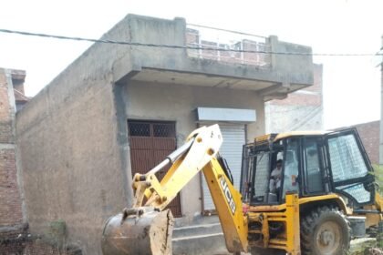 In the flood-prone area of Haibatpur, Greater Noida Authority takes major action. Bulldozer demolishes illegal structures in Shivam Enclave, freeing 10,000 square meters of land from encroachment IMAGE CREDIT TO AUTHORITY