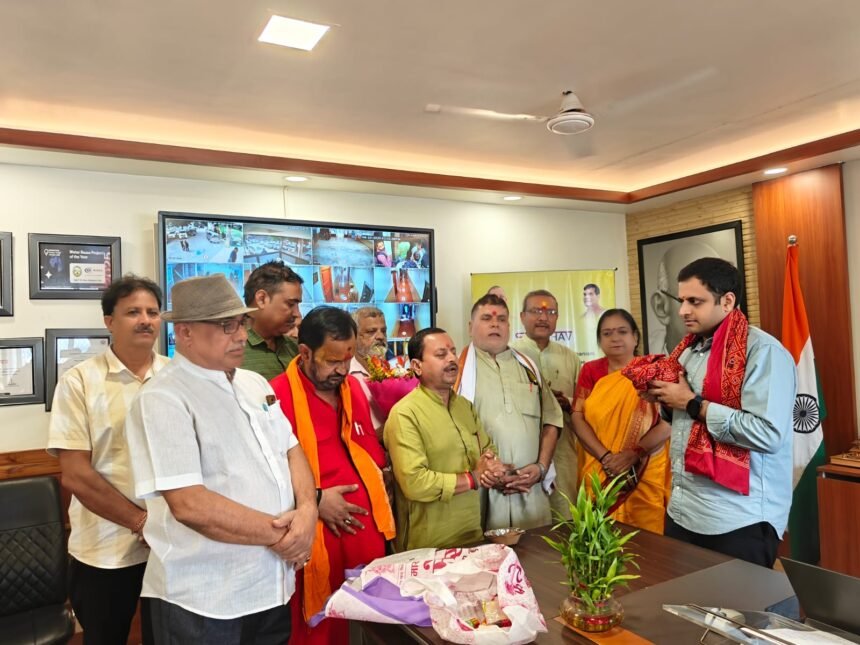 Ghaziabad Municipal Corporation is busy preparing for the Chhath festival. Members of the Purbiya Jan Kalyan Parishad met with the Municipal Commissioner to discuss the arrangements IMAGE CREDIT TO NAGAR NIGAM