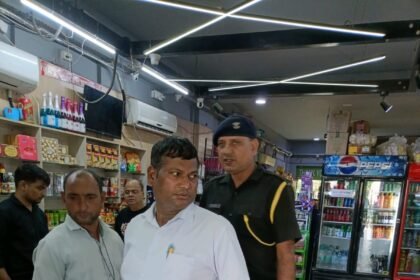 Greater Noida Authority's campaign against single-use plastic in Sector P-2: 20 kilograms of plastic seized IMAGE CREDIT TO AUTHORITY