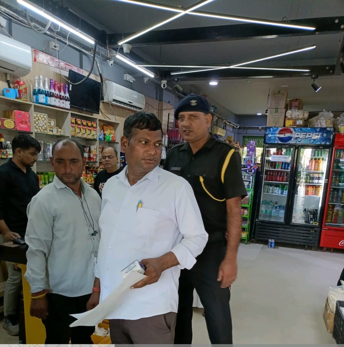 Greater Noida Authority's campaign against single-use plastic in Sector P-2: 20 kilograms of plastic seized IMAGE CREDIT TO AUTHORITY