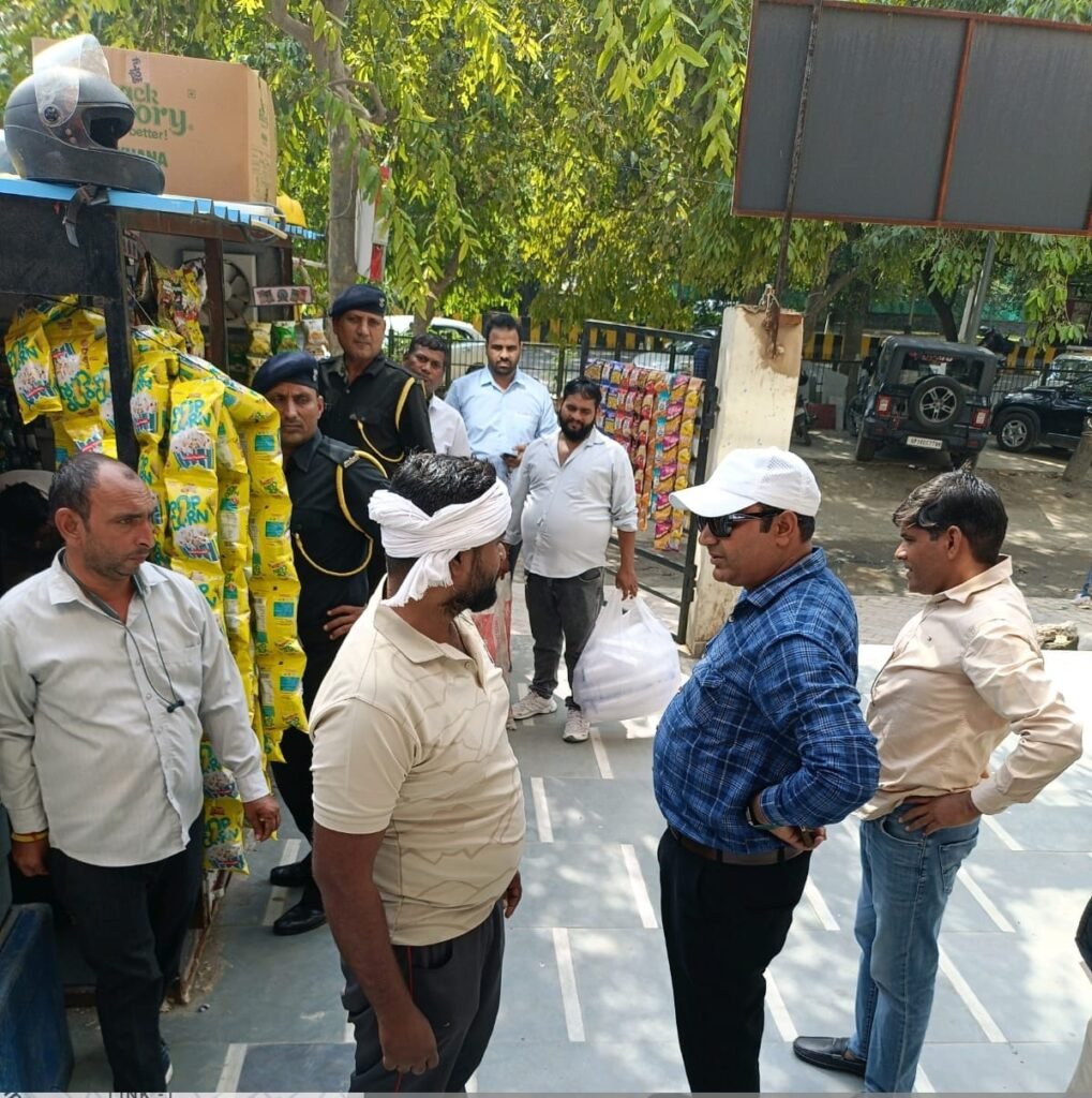 सेक्टर पी-2 में सिंगल यूज प्लास्टिक के खिलाफ ग्रेटर नोएडा प्राधिकरण का अभियान : 20 किलोग्राम प्लास्टिक जब्त 2 WhatsApp Image 2025 10 09 at 7.38.03 PM