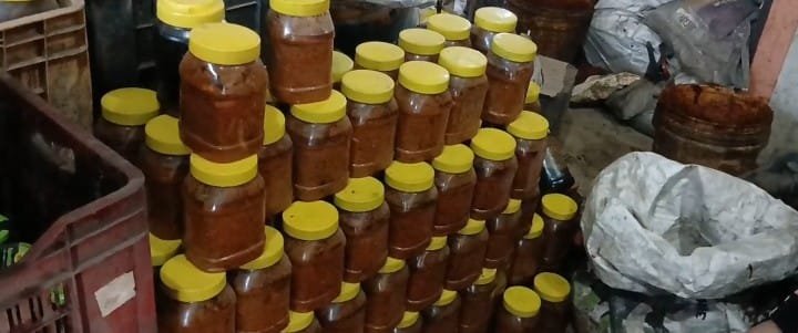 नर्वदा फूड प्रोडक्ट में खाद्य सुरक्षा विभाग का कड़ा एक्शन, 40 लाख रुपए का एक्सपायरी अचार सील 2 WhatsApp Image 2025 10 09 at 7.51.20 PM