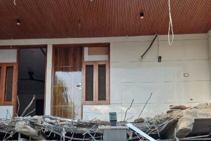 Major action by GDA in Rajendra Nagar: Bulldozer demolishes illegal constructions, demolition continues despite protests IMAGE CREDIT TO AUTHORITY