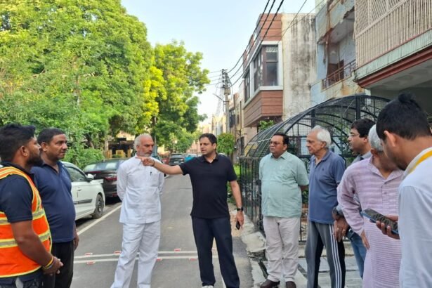 Reaching door-to-door, Municipal Commissioner raises awareness about waste segregation among people IMAGE CREDIT TO NAGAR NIGAM