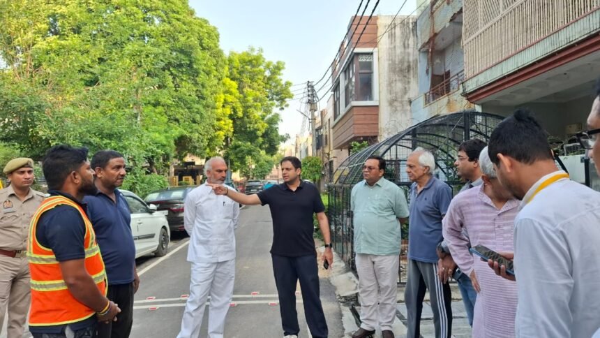 Reaching door-to-door, Municipal Commissioner raises awareness about waste segregation among people IMAGE CREDIT TO NAGAR NIGAM