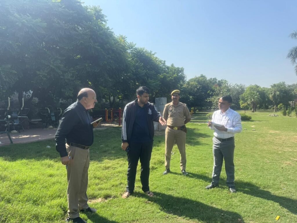 संजय नगर स्थित शिल्प उद्यान पार्क का जीडीए उपाध्यक्ष अतुल वत्स ने किया निरीक्षण, एक सप्ताह में पार्क की सभी सुविधाएं सुधारने के निर्देश 2 WhatsApp Image 2025 10 12 at 4.31.10 PM