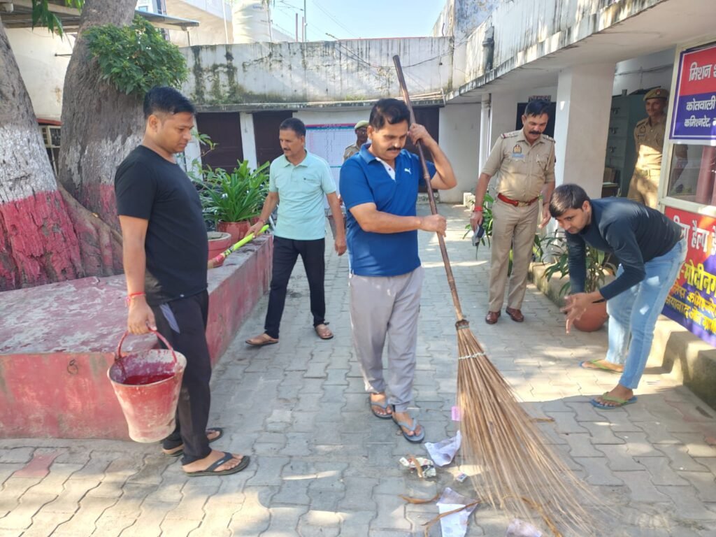 त्यौहारों को लेकर गाजियाबाद के सभी थानों सहित पुलिस कार्यालयों में चला विशेष सफाई अभियान 2 WhatsApp Image 2025 10 12 at 4.39.39 PM