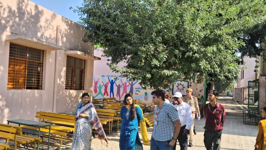 जिलाधिकारी मेधा रूपम ने यूपीपीएससी प्रारंभिक परीक्षा-2025 की तैयारियों का किया स्थलीय निरीक्षण, सुचिता व पारदर्शिता को बताया सर्वोच्च प्राथमिकता 2 WhatsApp Image 2025 10 12 at 4.40.12 PM