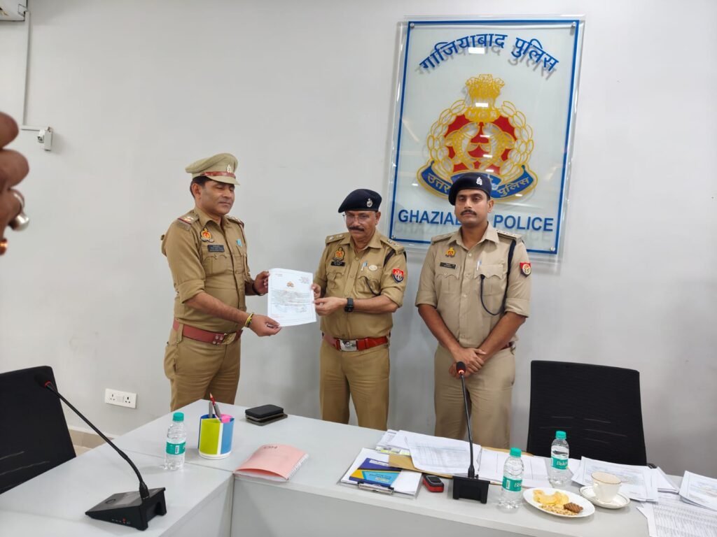 डीसीपी ग्रामीण सुरेंद्रनाथ तिवारी ने उत्कृष्ट कार्य करने वाले पुलिस कर्मियों को दिया प्रशस्ति पत्र 2 WhatsApp Image 2025 10 12 at 8.34.42 PM
