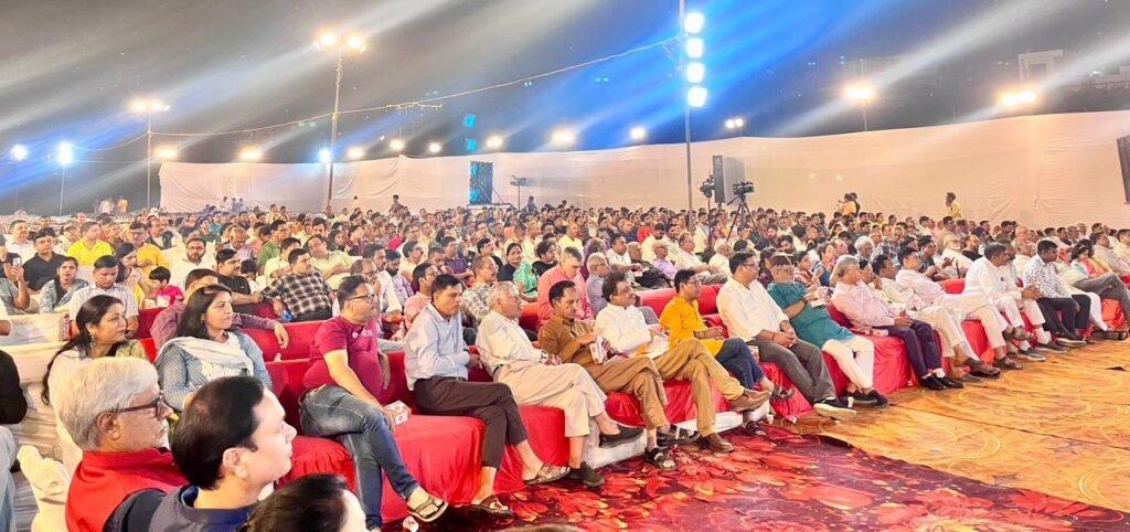 वसुंधरा में राष्ट्रीय कवि सम्मेलन का भव्य आयोजन संपन्न : देशभक्ति, समाजसेवा और साहित्य की भावनाओं से ओतप्रोत रही कवियों की प्रस्तुतियाँ 2 WhatsApp Image 2025 10 12 at 9.13.47 PM