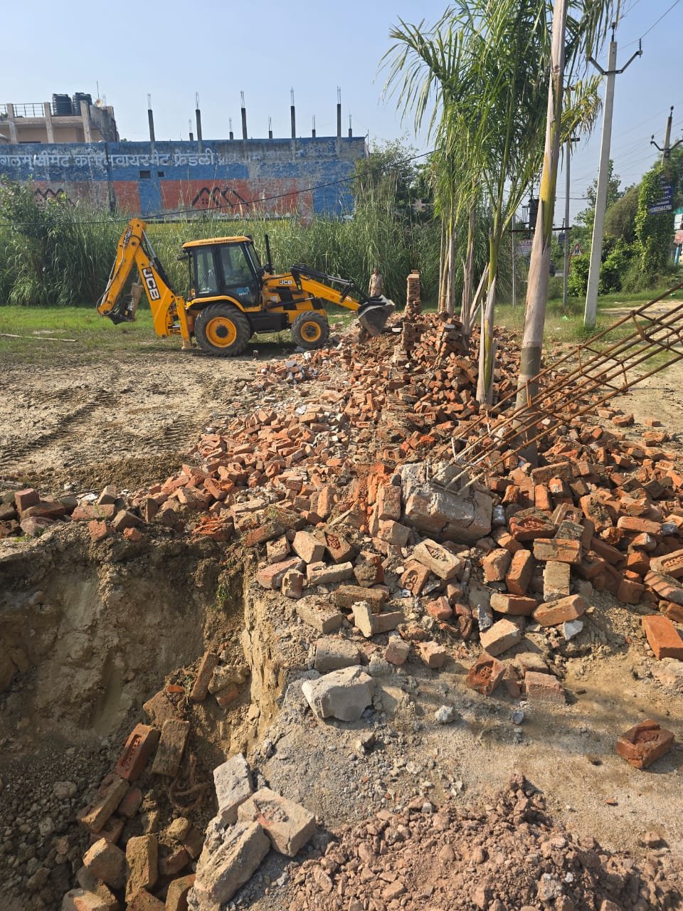 GDA's Bulldozer in Modinagar Again: Illegal Colony Spreading Over 17,000 Sq. Meters Demolished, Colonizers' Protest Ineffective IMAGE CREDIT TO AUTHORITY