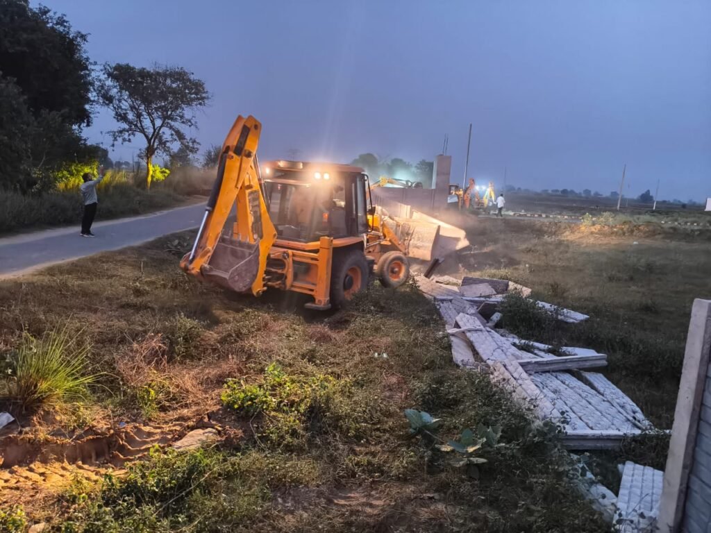 यीडा ने चलाई बड़ी कार्रवाई, 300 एकड़ जमीन अतिक्रमण से मुक्त, अवैध कॉलोनियों पर बुलडोज़र चला 2 WhatsApp Image 2025 10 14 at 7.28.26 PM