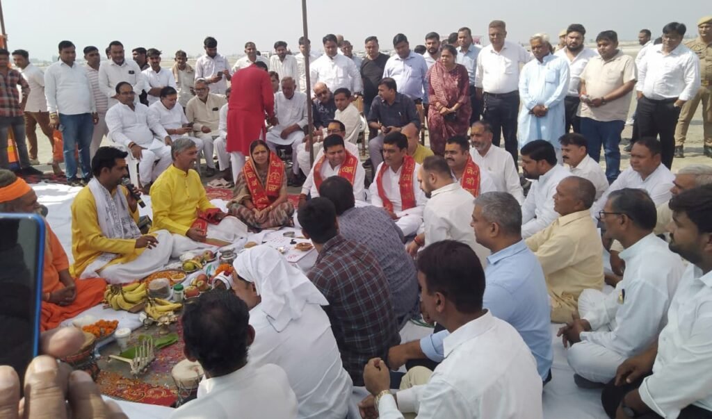 कार्तिक पूर्णिमा गढ़ गंगा मेला सकुशल संपन्न कराने के लिए भूमि व गंगा पूजन के साथ समीक्षा बैठक आयोजित 2 WhatsApp Image 2025 10 14 at 7.42.58 PM