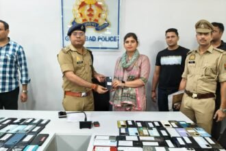 Mobile Recovery Campaign: Ghaziabad City Zone Police recovered 150 mobile phones and returned them to their owners IMAGE CREDIT TO POLICE