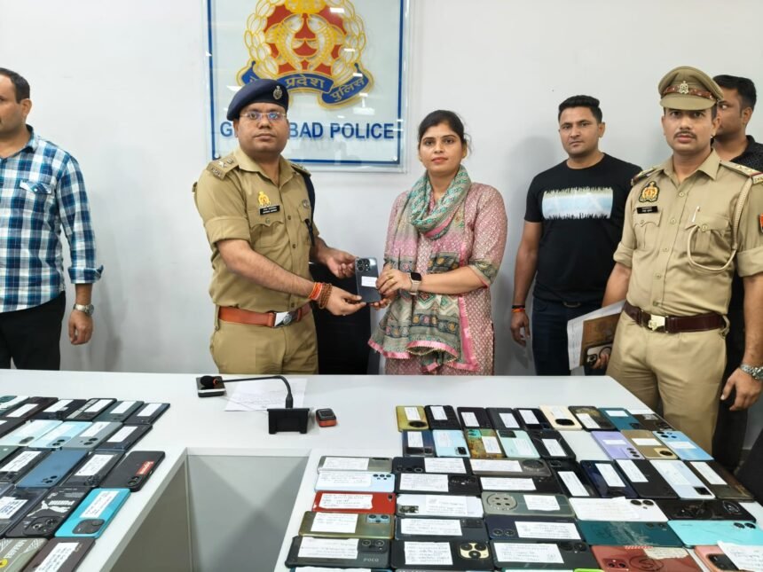 Mobile Recovery Campaign: Ghaziabad City Zone Police recovered 150 mobile phones and returned them to their owners IMAGE CREDIT TO POLICE