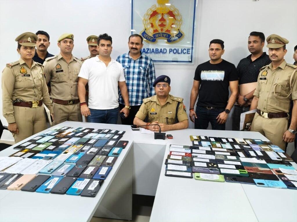 मोबाइल रिकवरी अभियान : गाजियाबाद सिटी जोन पुलिस ने 150 मोबाइल किए बरामद, स्वामियों को किए सपुर्द 2 WhatsApp Image 2025 10 15 at 7.46.34 PM