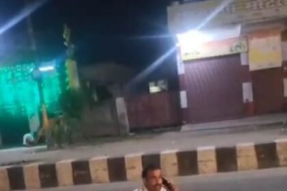 Traffic Constable Creates Scene on National Highway-9, Sits in the Middle of the Road Intoxicated; Video Goes Viral IMAGE CREDIT TO REPORTER