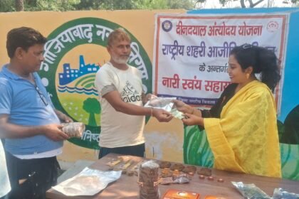 Municipal Corporation Makes Diyas from Cow Waste, Public Shows Enthusiastic Response IMAGE CREDIT TO NAGAR NIGAM
