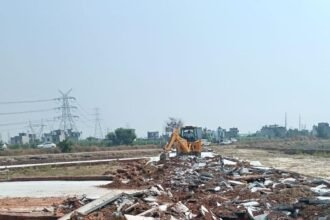 Ghaziabad Development Authority (GDA) took major action: Bulldozers were used to demolish illegal colonies spread over 33 bighas in Basantpur Saintli, Navipur, and Asaltanagar, destroying roads and site offices IMAGE CREDIT TO GDA