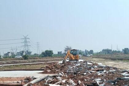 Ghaziabad Development Authority (GDA) took major action: Bulldozers were used to demolish illegal colonies spread over 33 bighas in Basantpur Saintli, Navipur, and Asaltanagar, destroying roads and site offices IMAGE CREDIT TO GDA