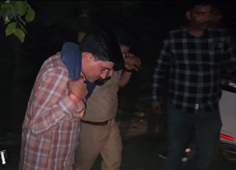 खनन ठेकेदार से मंडोला जेल में बंद दीपक के नाम से रंगदारी मांगने वाला कैलाश मुठभेड़ में गिरफ्तार, पैर में लगी गोली 2 WhatsApp Image 2025 10 18 at 7.34.37 PM 1