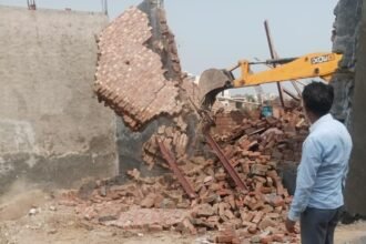 Big action by the Ghaziabad Development Authority: A bulldozer was used to demolish an illegal colony being developed on 16 bighas of land in Sihani Saddik Nagar IMAGE CREDIT TO AUTHORITY