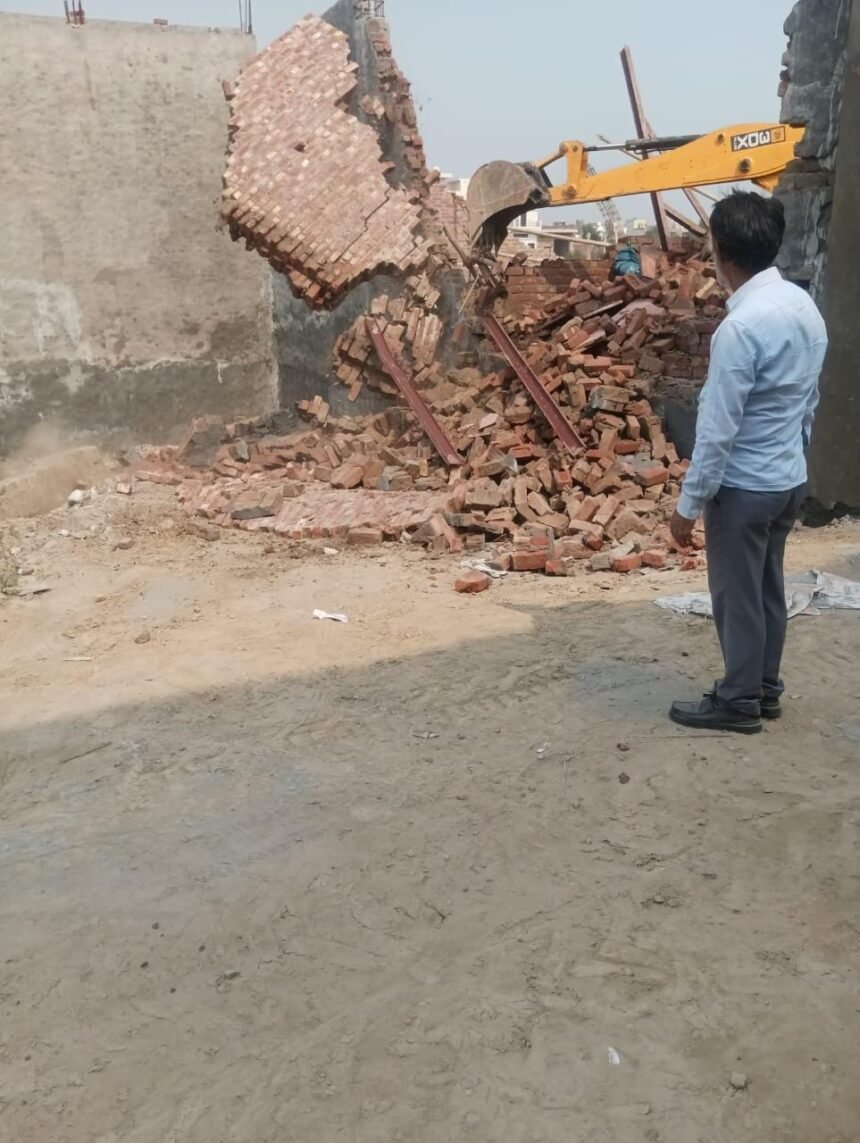 Big action by the Ghaziabad Development Authority: A bulldozer was used to demolish an illegal colony being developed on 16 bighas of land in Sihani Saddik Nagar IMAGE CREDIT TO AUTHORITY