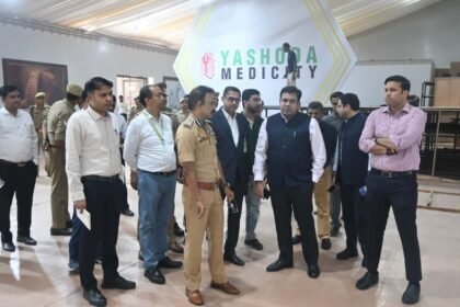 Meerut Divisional Commissioner inspected the preparations at Yashoda Medicity Center for the President's program IMAGE CREDIT TO INFORMATION DEPARTMENT