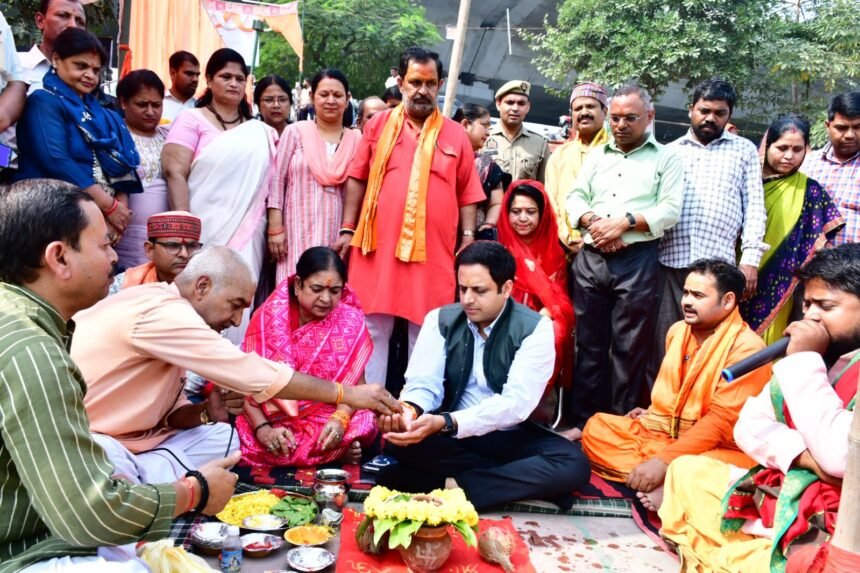 Hindon Chhath Ghat: Nagar Nigam Commissioner performed rituals for Maa Ganga, festival began with breaking of coconuts IMAGE CREDIT TO NAGAR NIGAM