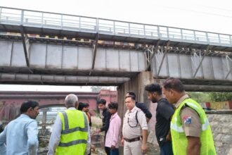 RPF police took charge at the railway station with vigilance, appealing to people to stay away from the bridge IMAGE CREDIT TO POLICE