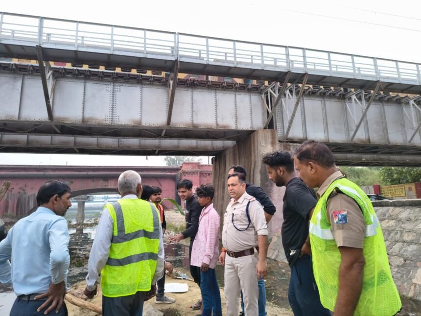 RPF police took charge at the railway station with vigilance, appealing to people to stay away from the bridge IMAGE CREDIT TO POLICE