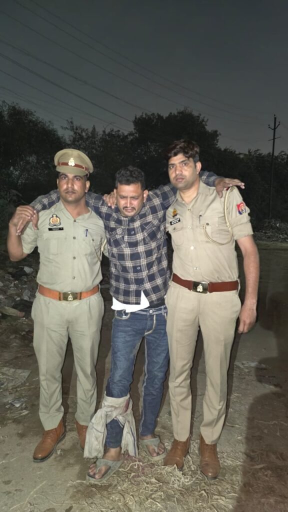 सवारी को ऑटो में बिठाकर ठगने वाले 3 अभियुक्तों को कोतवाली नगर पुलिस ने मुठभेड़ में किया गिरफ्तार, पैर में लगी गोली 2 WhatsApp Image 2025 10 29 at 7.30.45 PM