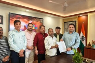 Following the Supreme Court’s order, 36 gardeners of Ghaziabad Municipal Corporation were regularized, and the Municipal Commissioner handed over the appointment letters IMAGE CREDIT TO NAGAR NIGAM