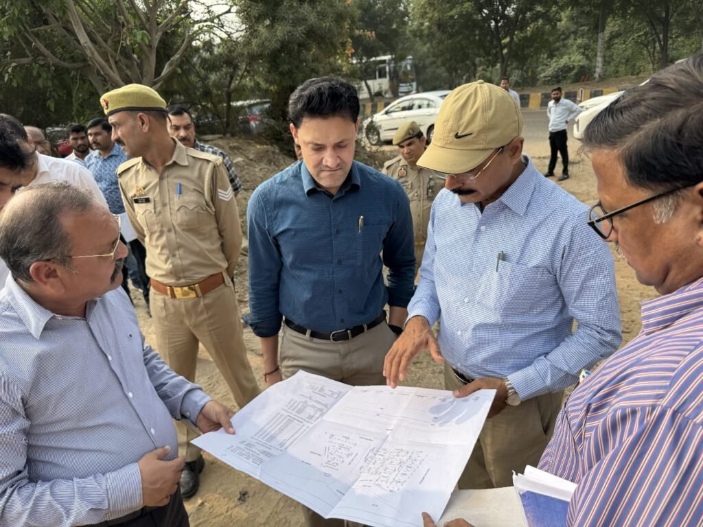 गाजियाबाद में विकास की रफ्तार तेज़: जीडीए उपाध्यक्ष ने इंदिरापुरम विस्तार योजना और एलिवेटेड रोड का किया निरीक्षण 2 WhatsApp Image 2025 10 31 at 7.24.25 PM