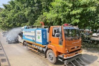 Ghaziabad Municipal Corporation will spray water 24 hours a day using water sprinklers to protect residents from the suffocating pollution IMAGE CREDIT TO NAGAR NIGAM