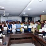 Diwali Decoration Competition: The Municipal Commissioner awarded certificates of appreciation to the winning market traders IMAGE CREDIT TO NAGAR NIGAM