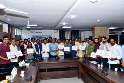 Diwali Decoration Competition: The Municipal Commissioner awarded certificates of appreciation to the winning market traders IMAGE CREDIT TO NAGAR NIGAM