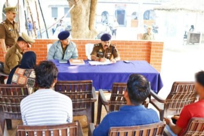In Garh, the SP, and in Bahadurgarh, the ASP listened to people's problems and gave strict instructions for their resolution IMAGE CREDIT TO POLICE