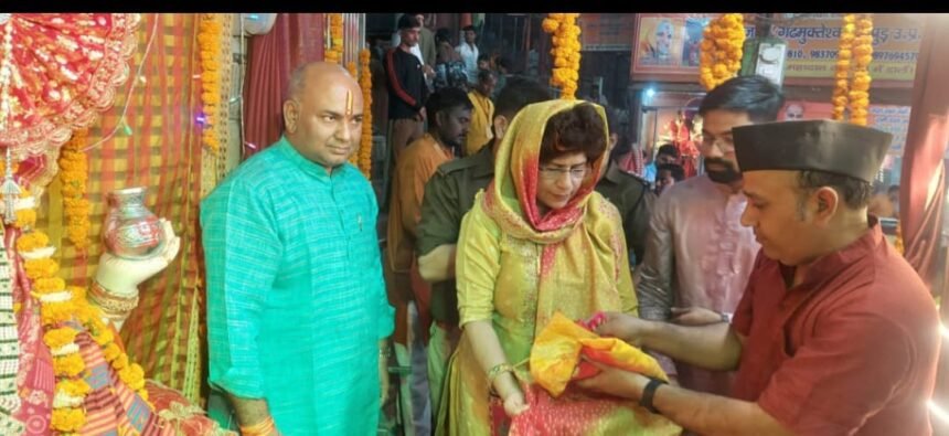 Devotees thronged the Ganga Aarti at Brajghat, where Meerut MP and actor Arun Govil, along with Lekha Govil, performed the lamp-lighting ceremony and worship IMAGE CREDIT TO REPORTER